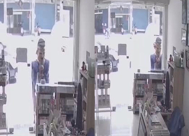 高雄左营有男子穿土地公人偶装沿路随喜功德，没想到在1处店家拒绝后，竟赖在门口停留约2分钟才离开。（翻摄自脸书爆怨公社）