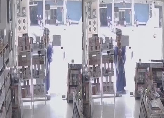 高雄左营有男子穿土地公人偶装沿路随喜功德，没想到在1处店家拒绝后，竟赖在门口停留约2分钟才离开。（翻摄自脸书爆怨公社）