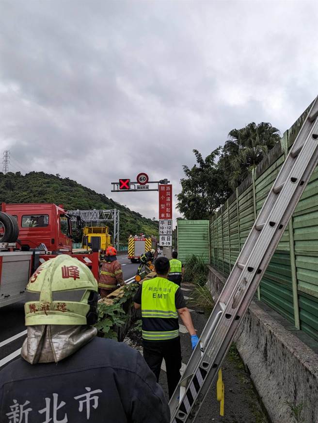 消防局动用7车16人，最后才在警方协助下将他送医。（消防局提供）
