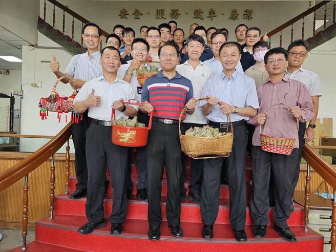 台中市政府警察局烏日分局分局長尤啓南體恤警察同仁，日前特地準備700顆熱騰騰的肉粽及應景香包同慶端午。（烏日警分局提供／潘虹恩台中傳真）