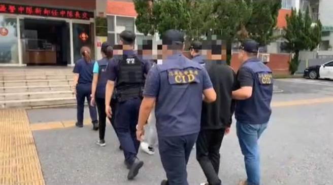 花莲玉里镇日前发生疑私刑暴力案件，3名年轻男子当街下跪，任1男子暴打脚踹，警方循线将4人带回，全案依妨害秩序送办。（玉里警分局提供／罗亦晽花莲传真）