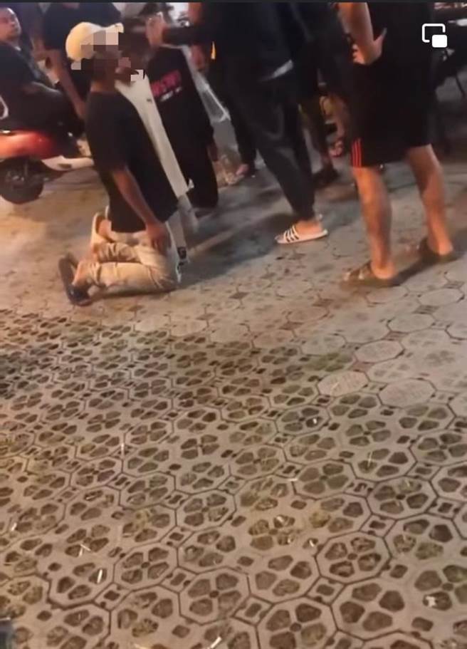 花莲玉里镇日前发生疑私刑暴力案件，3名年轻男子当街下跪，任1男子暴打脚踹。（翻摄画面／罗亦晽花莲传真）