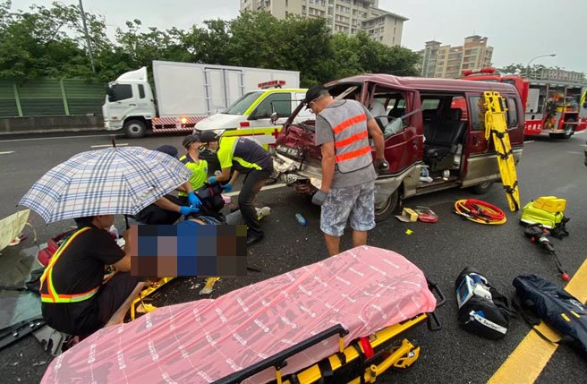 国1南下91K处发生4车追撞事故，事故造成4人受伤送医。（新竹县消防局提供／邱立雅竹县传真）