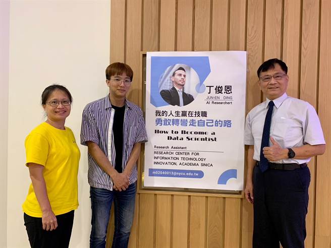 暨大附中傑出校友丁俊恩與當年導師胡菁琦（左）、校長黃方伯（右）合影，赴美國俄亥俄州立大學攻讀博士前跟學弟妹座談。（民眾提供／楊靜茹南投傳真）