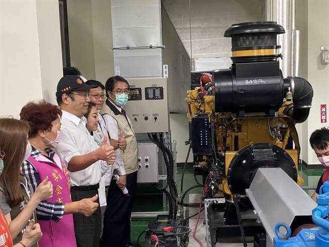 台南市长黄伟哲今天下午视察崁脚抽水站防汛整备情形。(曹婷婷摄)