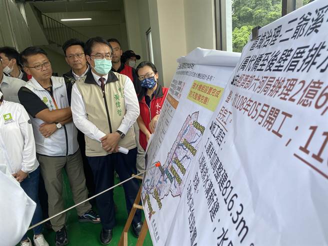 台南市长黄伟哲今天下午视察崁脚抽水站防汛整备情形并听取简报。(曹婷婷摄)