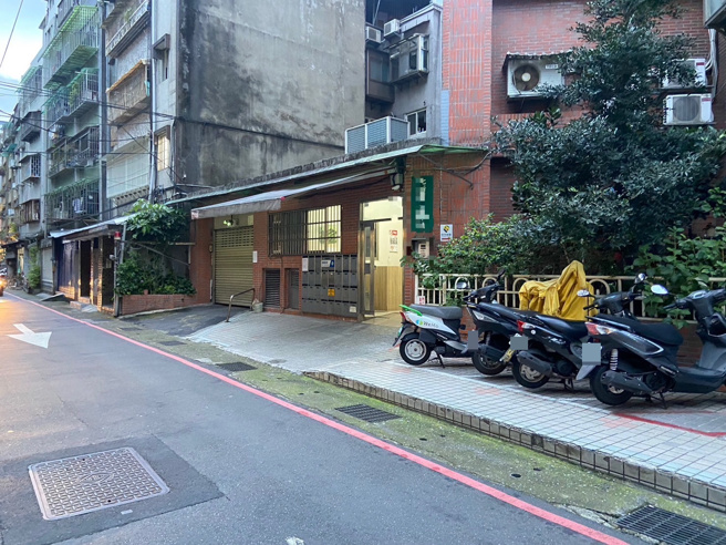 今（15）日下午5時許，新北市新店區北新路二段驚傳命案，警消獲報趕抵現場，救護人員發現婦人已明顯死，未送醫，交由警方處理。（圖／民眾提供）