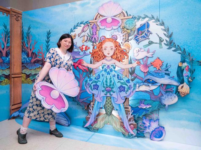 创作者凯子包热爱童话故事，作品呈现诡谲梦幻的想像世界。（吴松翰摄）