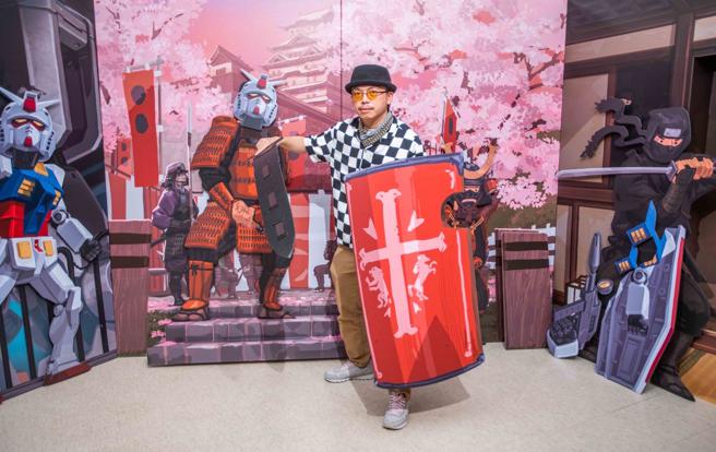 蓝圣杰BLUE创作能穿越歷史、扭转战局的名将纸娃娃。（吴松翰摄）