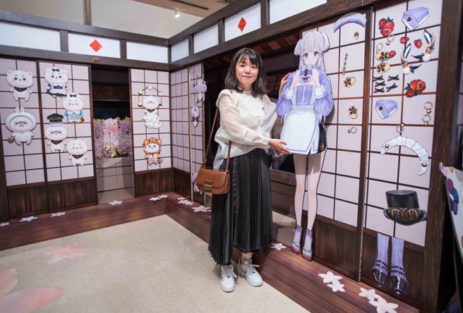 妈祖娘娘三个圣筊指定周边设计插画家－林花。（吴松翰摄）