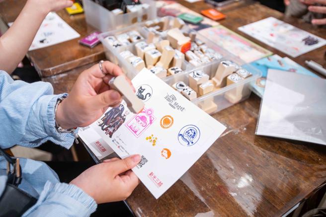 展场设立DIY创作区，备有近百颗艺术家设计图腾印章。（吴松翰摄）