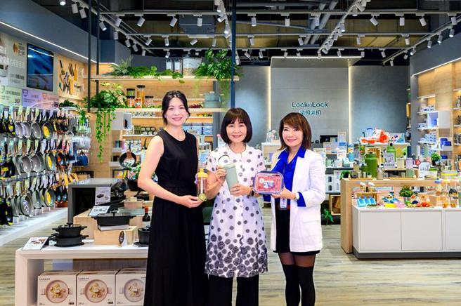 （高佳林實業董事長陳銘芳(中)、董事長特助翁詠茵、台中三井LaLaport店長徐柏月(右)，15日在新店開幕慶合影。圖／樂扣樂扣提供）