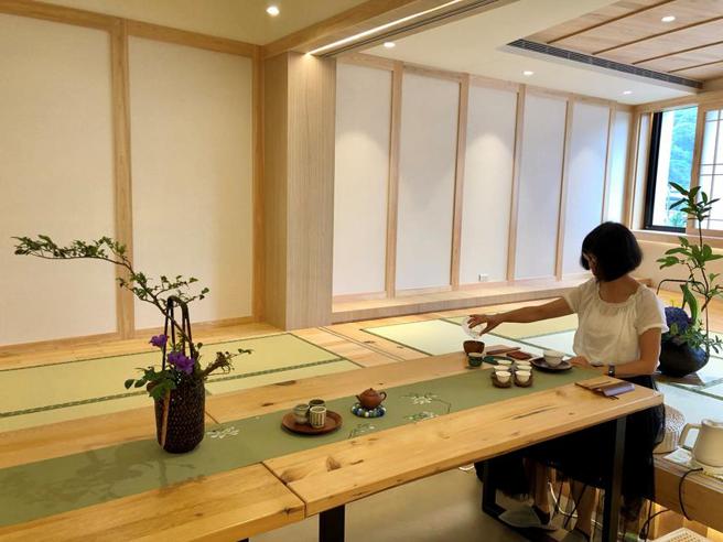 （「坪林包种春茶游微旅行」7月1日至23日每周六日邀请专业茶艺师驻店摆设茶席。图／业者提供）