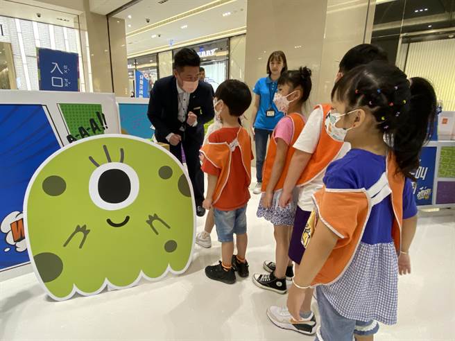 小朋友們在工作人員的仔細的解說規則後，依序進入「紙迷宮」闖關。(于家麒攝)