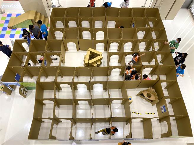 環保的「紙迷宮」結合紙投籃機、疊疊樂、套圈圈等互動小關卡，讓小朋友們玩得不亦樂乎。(于家麒攝)