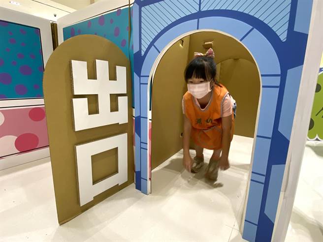 挑戰迷宮成功後還可得到限量精美小禮物乙份，小朋友們開心極了。(于家麒攝)