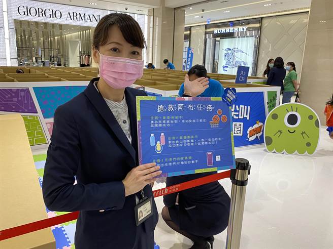 金湖廣場副理李明樺表示，在探索紙迷宮的趣味之餘，也能培養兒童的空間感及推理能力。(于家麒攝)