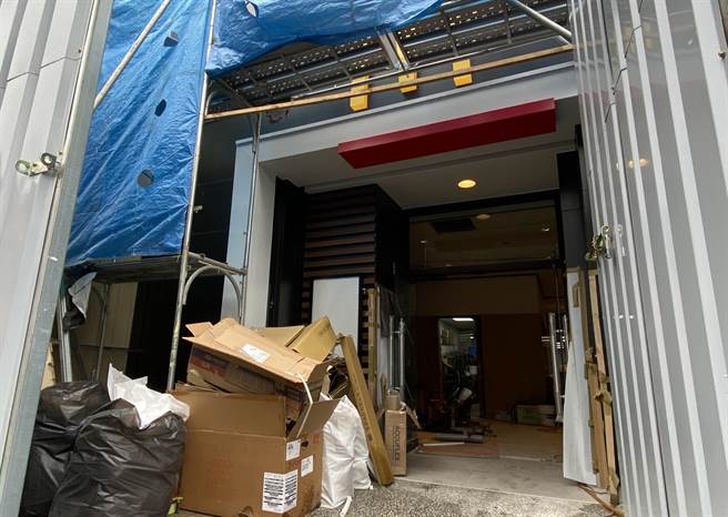 金門民眾盼了30多年的麥當勞，店內整修裝潢已進入「收尾」階段，預計將於6月底試營運。(于家麒攝)