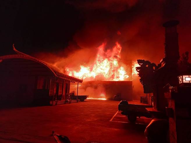 安南区公学路一间压克力加工厂晚间火警，工厂陷入一片火海。（读者提供／曹婷婷台南传真）