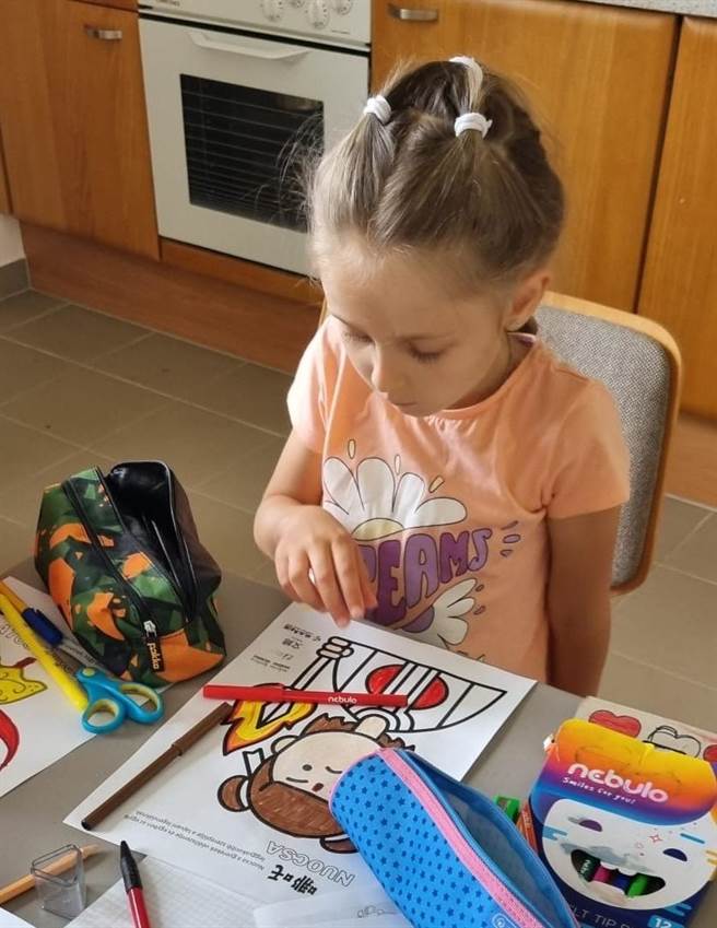 烏克蘭小朋友仔細地為哪吒上色。（Litera 協會提供）