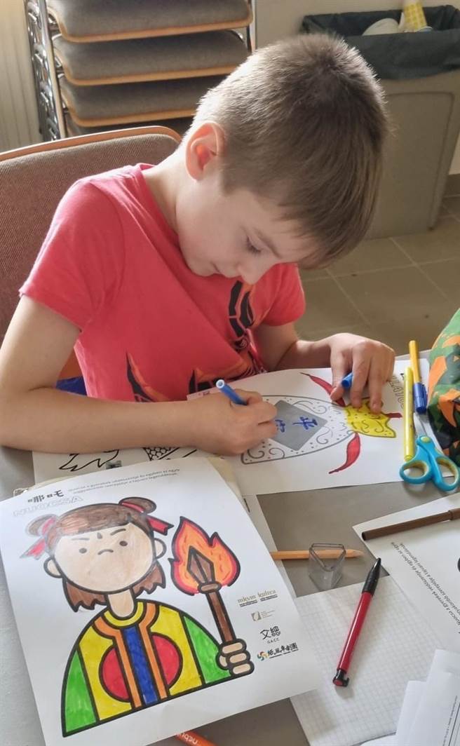 烏克蘭小朋友除了塗鴉哪吒，也畫上了「平安」二字。（Litera 協會提供）