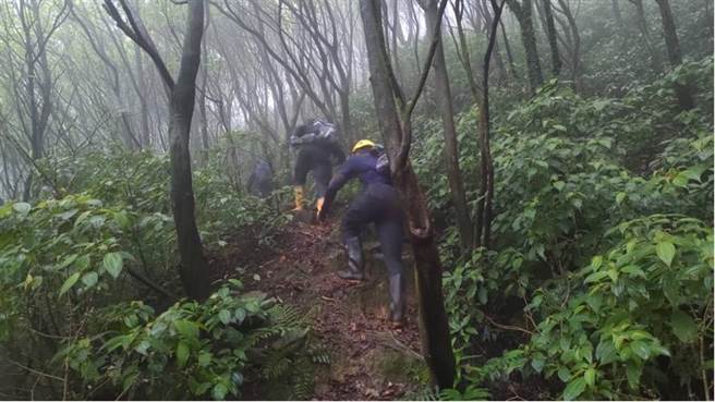 ▲新北市瑞芳區的景點劍龍稜傳有民眾迷路受困，消防人員即刻出動前往救援。（新北市消防局提供／徐佑昇新北傳真）