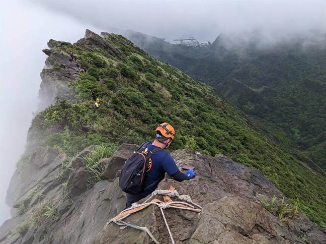 ▲搜救隊員準備攀爬用的相關設備。（新北市消防局提供／徐佑昇新北傳真）