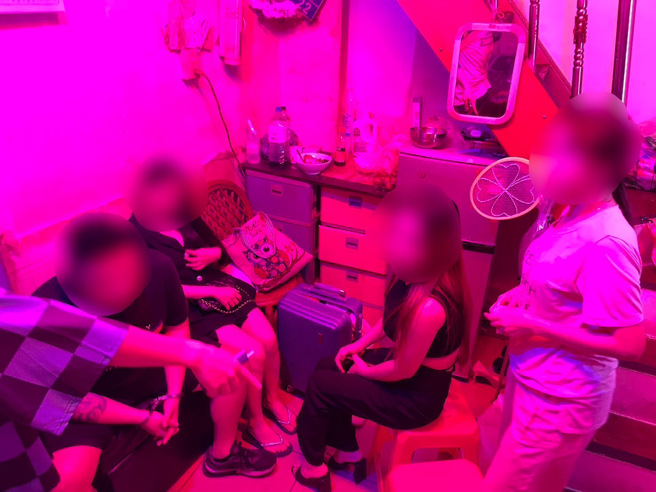 基隆警方当场查获3名「假观光真卖淫」的越南籍女子。（图／警方提供）