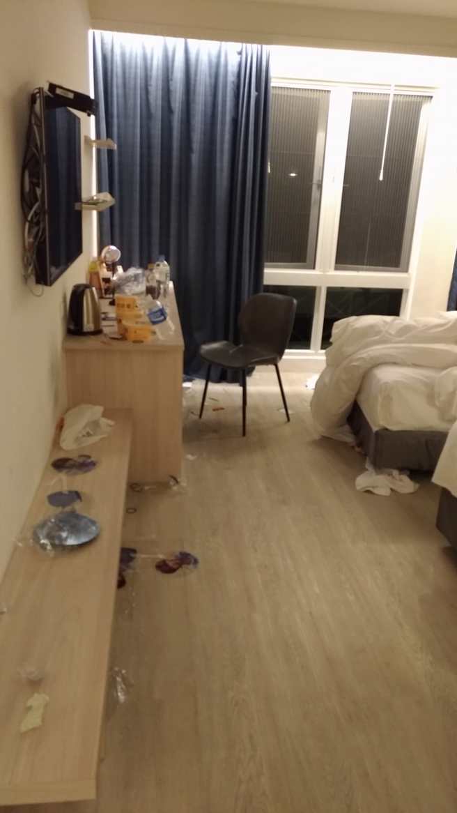 一名旅宿业者公开韩国房客退房后的惨状，表示房务人员很困扰。（翻摄自爆怨公社脸书）