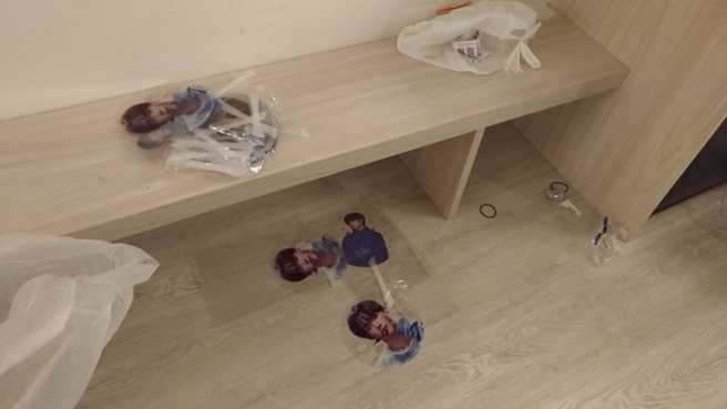 韩国房客们准备许多偶像应援扇，却将这些扇子丢在地上、鞋柜上。（翻摄自爆怨公社脸书）