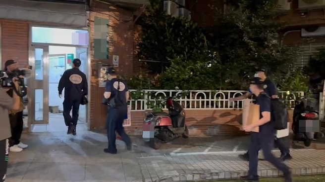 警方鑑識人員到場進行採證。（翻攝畫面）