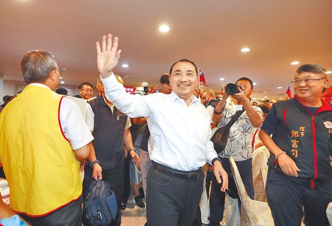 圖為侯友宜（中）12日出席中華民國退休警察人員協會總會成立35周年暨支持侯友宜團結自強大會，步入會場時，揮手向與會的退警們致意。（資料照，劉宗龍攝）