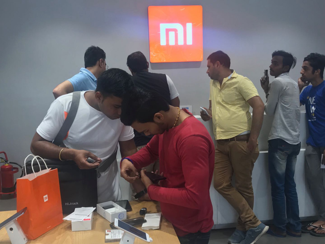 印度新德里附近的卫星城区，中国手机品牌巨大的广告牌随处可见。图为在新德里市区手机城内的小米之家。（图／新华社）