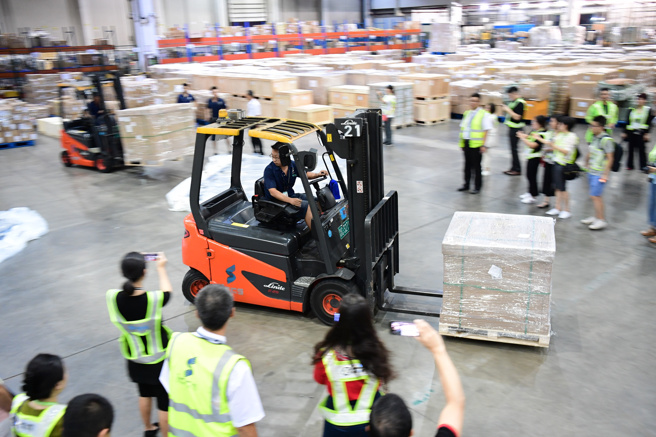 小米与其他大陆手机制造商在印度经营了10年，印度至今尚未能培养出本土的手机零配件供应商，图中是小米手机从中国深圳以货运航班运送手机配件前往印度。（图／