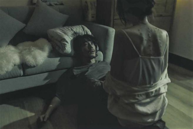 《化劫》曾莞婷誤信邪教，為了生回早夭的女兒，主動向老公黃騰浩求歡。（圖／台北双喜電影提供）