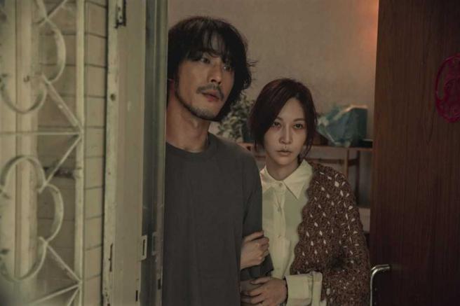 黄腾浩在《化劫》对老婆曾莞婷无限包容。（图／台北双喜电影提供）