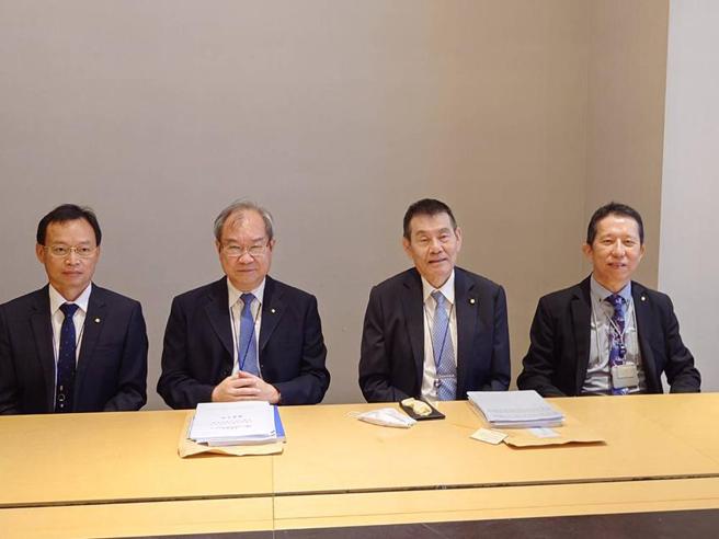 （华航董座谢世谦率经营团队出席股东会，预告将租机拓展航网并提升中长程竞争力。图／邱莉玲）