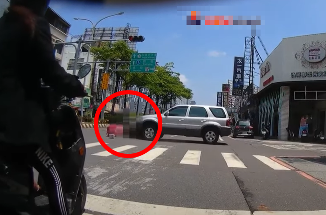 台南市一名外送员上月在中华东路一处路口停等红灯时，疑似等不及就闯红灯，遭右侧一辆迎面驶来的休旅车撞上，外送员当场喷飞跌坐路中。（翻摄自YouTube频道「WoWtchout - 地图型行车影像分享平台」）
