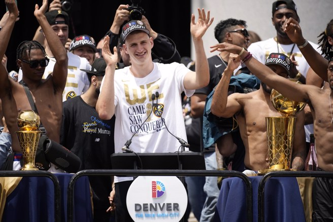 约基奇今天在夺冠游行上心情超嗨。(美联社)