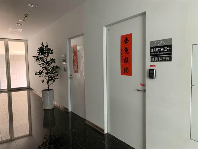 台中市议员林祈烽日前在处理宝成前员工遭性骚陈情时，遭一名宝成员工偷拍。（张亦惠摄）