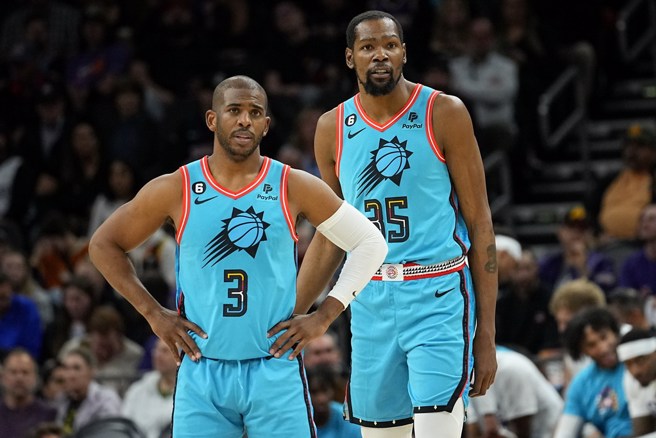 保罗(左)还有机会继续跟杜兰特同队打球吗？(美联社资料照)
