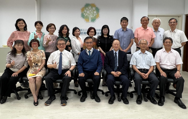 财团法人台北市政府教育局认助清寒学生基金会于6月14日召开第九届第10次董事会会议，进行董事长改选，由台北市政府教育局长汤志民(前排中)高票当选，图为会后汤董事长与董监事合影。图/基金会提供