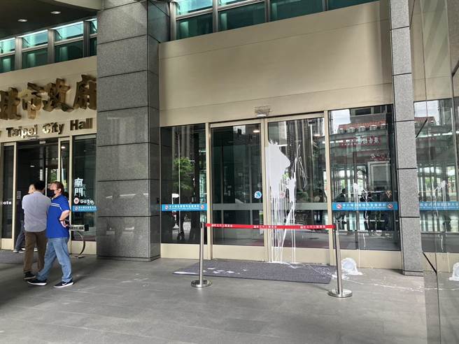 新北市府大楼被泼漆。（翻摄画面）