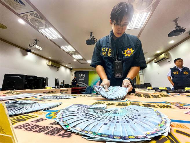 宜蘭縣陳姓婦人遭詐1418萬元，警方日前攻堅詐騙集團據點，並查扣16萬餘元贓款，今宣布破案。（李忠一攝）