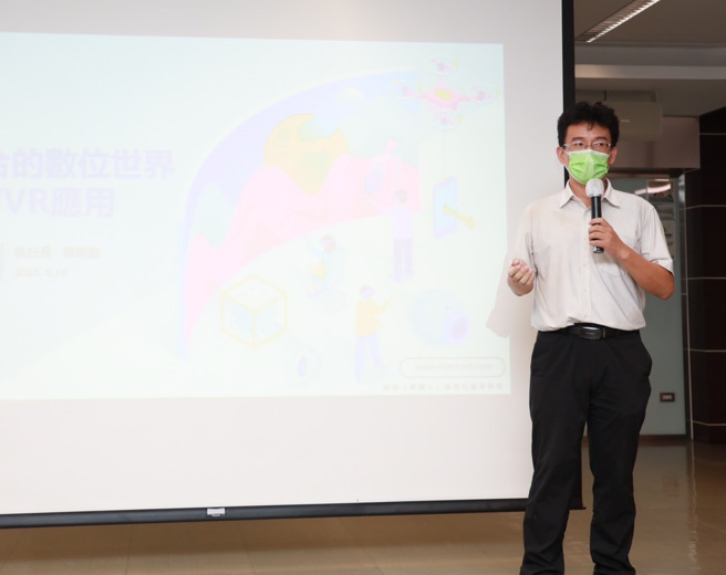 台中市數位治理局16日上午舉辦「虛實整合的數位世界-AR/VR應用」講座，邀請雅匠科技執行長蔡明勳擔任講師。圖/台中市政府提供