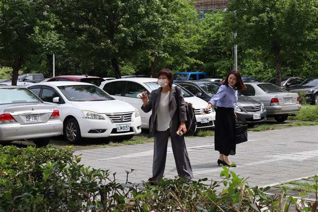 现任交通部参事的沈慧虹（左）开庭后匆匆离去，不回应任何问题。（邱立雅摄）