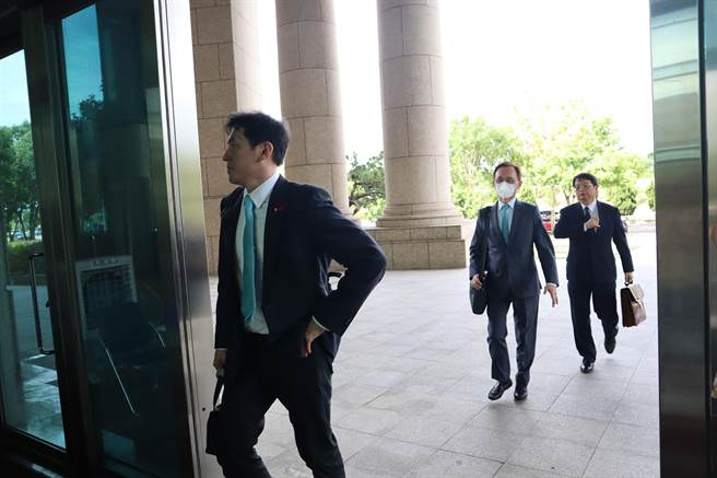 名嘴黄暐瀚（左一）与美丽岛电子报董事长吴子嘉（左二）16日上午到新竹地检署开庭。（邱立雅摄）