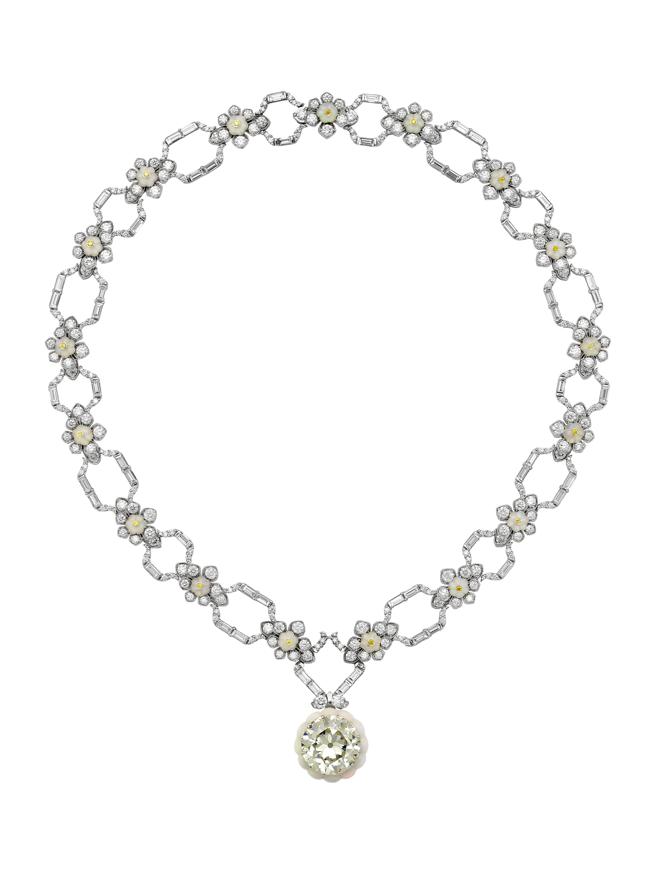 GUCCI冬天雪景主题项炼，镶嵌花雕蛋白石、钻石，约2375万元。（GUCCI提供）