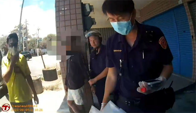 警方發現車手出現立刻逮人。（翻攝照片／高雄洪靖宜傳真）