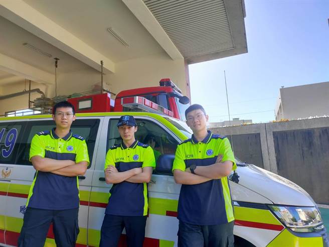 新竹縣二重分隊高級救護技術員舒季軒（右）與同仁出勤替一名女子急救，事後發現竟是分隊同事的親阿姨。（新竹縣消防局提供／邱立雅竹縣傳真）